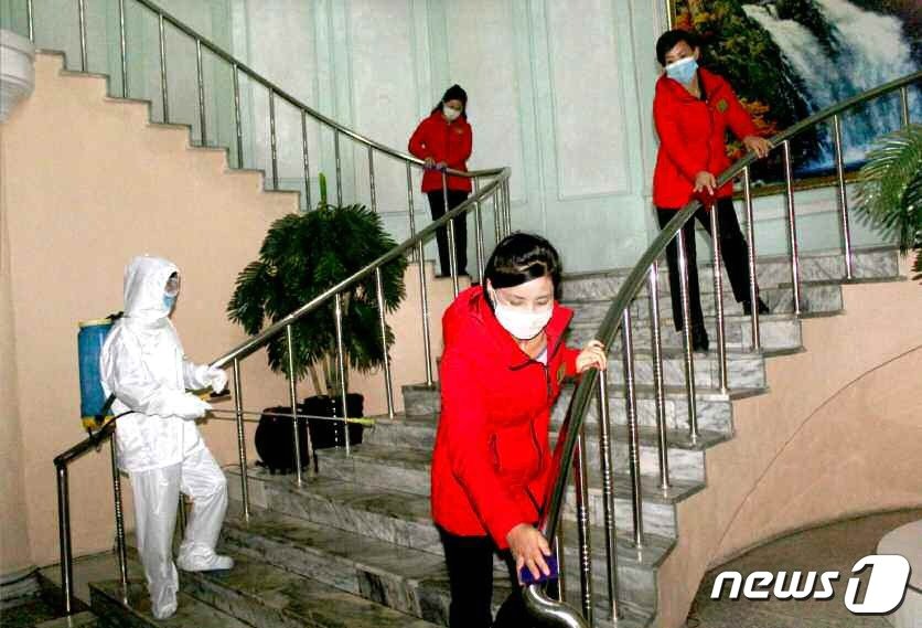 본문 이미지 - (평양 노동신문=뉴스1) = 북한 노동당 기관지 노동신문은 19일 전국 각지의 신종 코로나바이러스 감염증(코로나19) 비상 방역사업 현황을 점검했다. [국내에서만 사용가능. 재배포 금지. DB 금지. For Use Only in the Republic of Korea. Redistribution Prohibited] rodongphoto@news1.kr