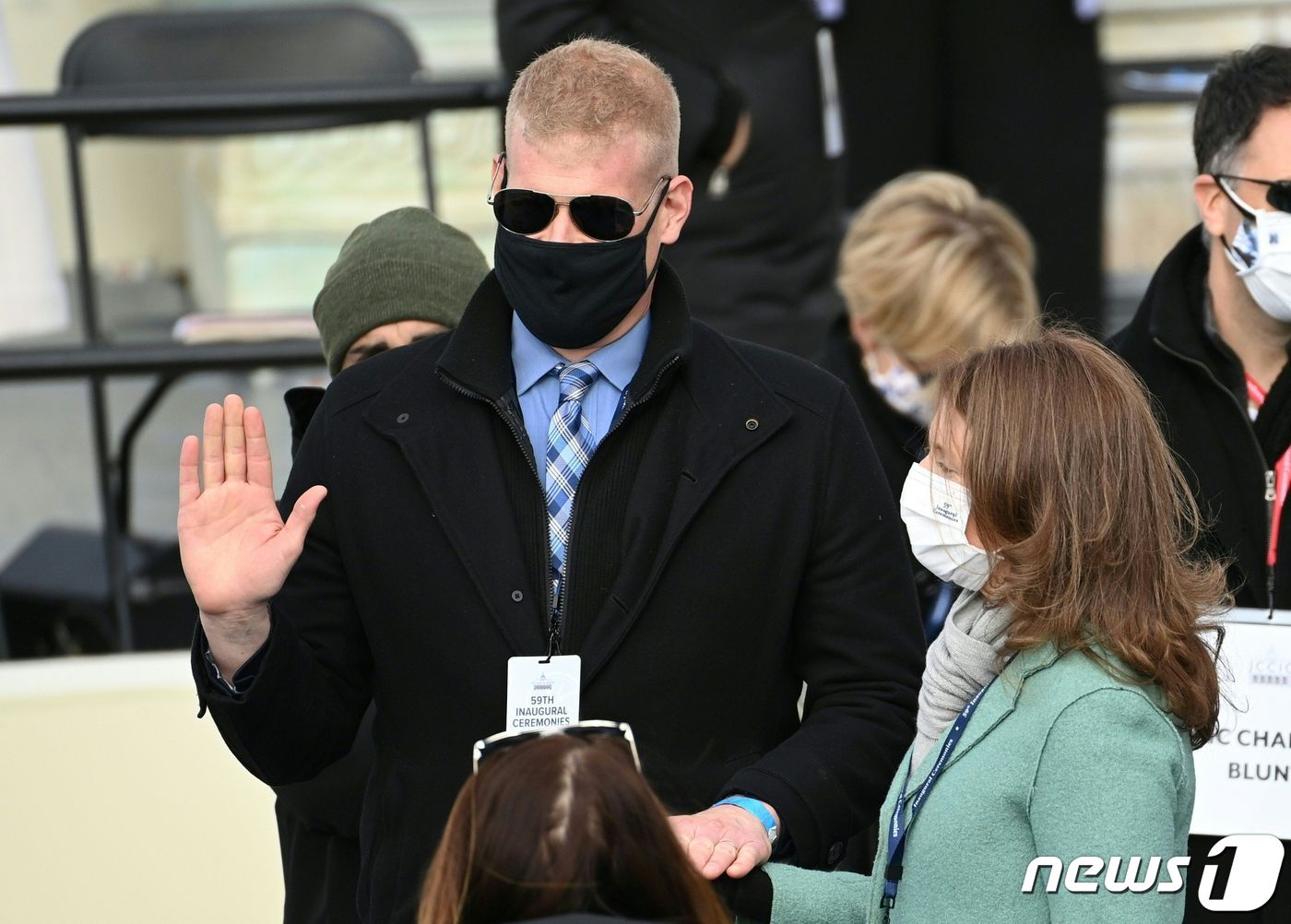 (워싱턴 AFP=뉴스1) 우동명 기자 = 18일(현지시간) 워싱턴 의사당에서 조 바이든 미국 대통령 당선인의 취임식 리허설에서 대역이 선서를 하고 있다.ⓒ AFP=뉴스1