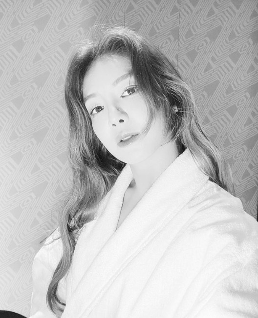 [N샷] Hyoyeon, wearing a gown, taking a confident recent selfie “Let’s be happy, don’t get sick”