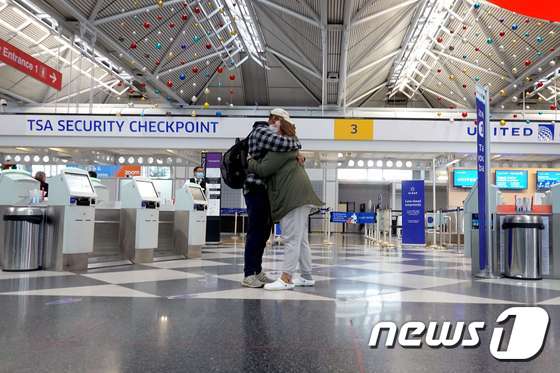 “코로나가 무서워”시카고 공항에 3 개월 동안 몰래 머물렀던 남자
