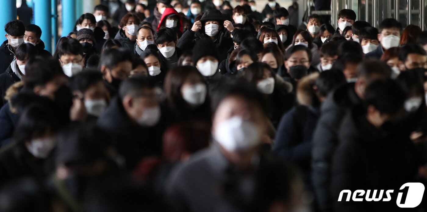 본문 이미지 - 19일 오전 마스크를 쓴 시민들이 서울 구로구 지하철 1호선 신도림역에서 출근길 발걸음을 옮기고 있다. 2021.1.19/뉴스1 ⓒ News1 오대일 기자