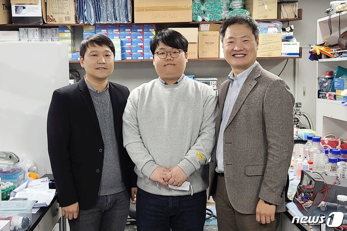 본문 이미지 - 연구진들 모습.&#40;왼쪽부터&#41;이원준 교수, 엄원식 박사, 한태희 교수ⓒ 뉴스1