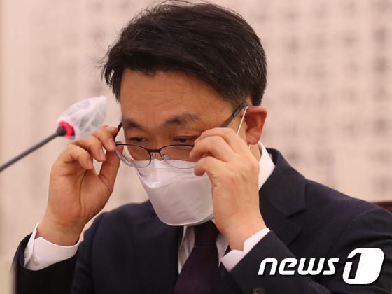 Kim Jin-wook “I will dispose of all stocks…I apologize for the stock trading during working hours”