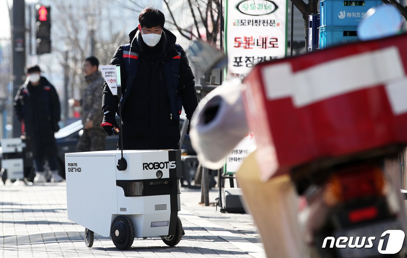 본문 이미지 - 로보티즈의 실외 자율주행 로봇 ‘일개미’가 서울 강서구 마곡동에서 직장인들이 주문한 점심 식사를 배달하고 있다. ⓒ News1 오대일 기자