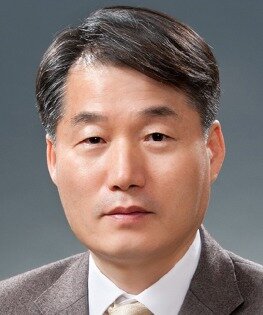 본문 이미지 - 문재인 대통령은 19일 국민경제자문회의 부의장에 이근 서울대 경제학부 교수를 내정했다.(청와대 제공)2021.1.19/뉴스1