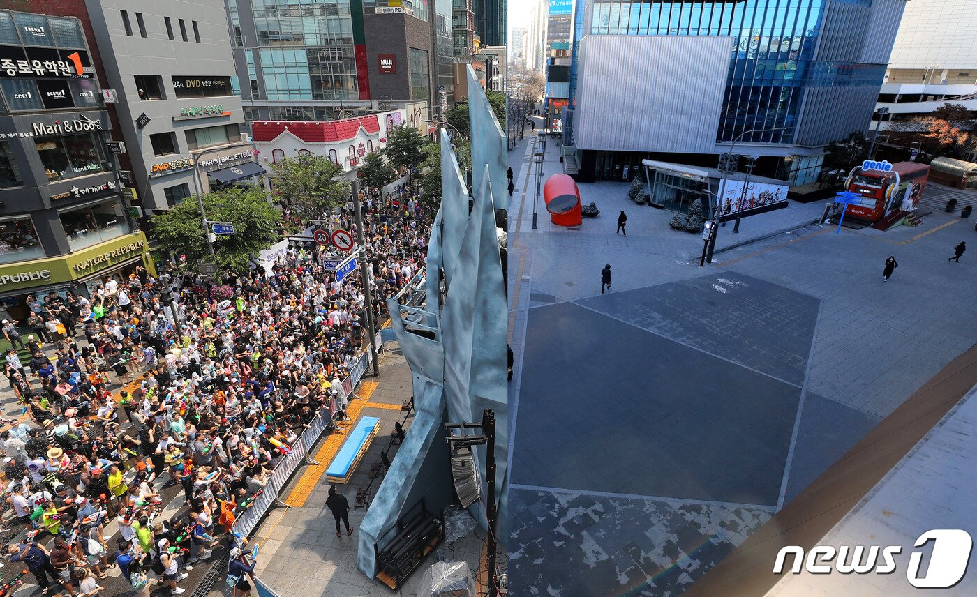 본문 이미지 -  19일 한산한 서울 서대문구 신촌거리(오른쪽)와 지난 2019년 같은 곳에서 열린 신촌 물총축제. 레이어합성. 2021.1.19/뉴스1 ⓒ News1 구윤성 기자