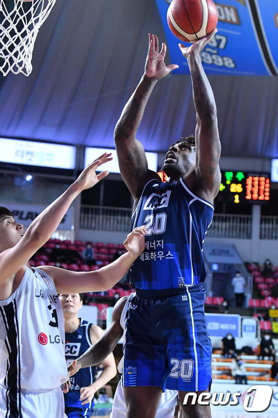 Professional basketball KCC, LG run 38 points and win 11 consecutive wins