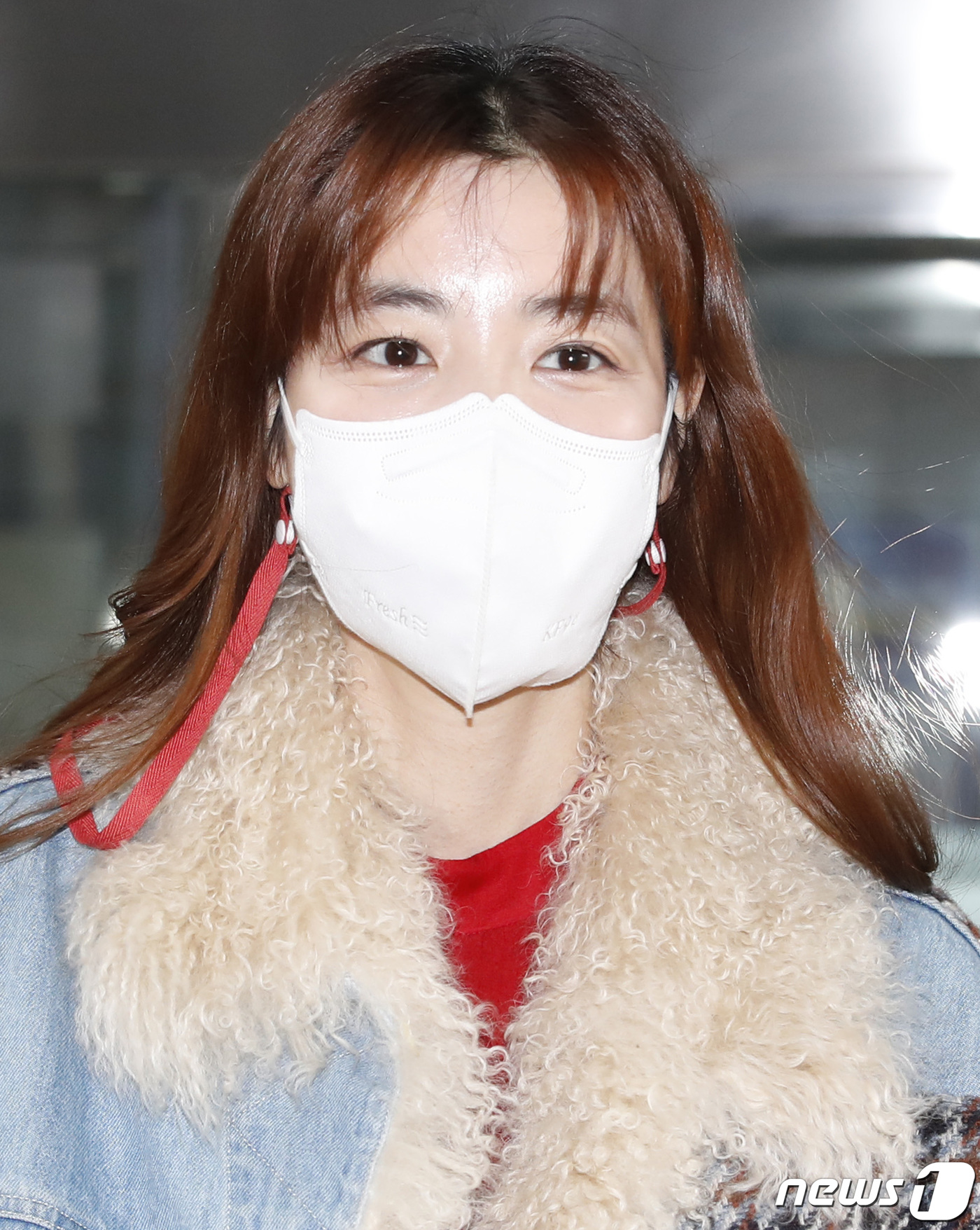 (서울=뉴스1) 권현진 기자 = 배우 김규리가 20일 오전 서울 마포구 상암동 에스플렉스센터에서 열린 TBS FM '김규리의 퐁당퐁당'을 마치고 퇴근하며 인사를 하고 있다. 202 …