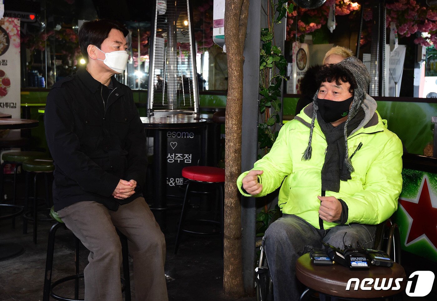 본문 이미지 - 서울시장 보궐선거 출마를 선언한 안철수 국민의당 대표가 20일 서울 용산구 이태원 일대를 찾아 지역 상인들의 고충을 듣고 있다. 2021.1.20/뉴스1 ⓒ News1 국회사진취재단