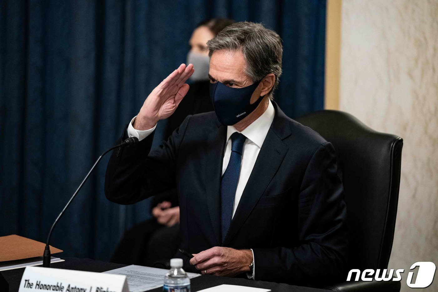 (워싱턴 AFP=뉴스1) 우동명 기자 = 토니 블링컨 미국 국무장관 지명자가 19일(현지시간) 워싱턴 상원 외교위원회에서 열린 인준청문회에 참석해 의원들에게 경례를 하고 있다.ⓒ …