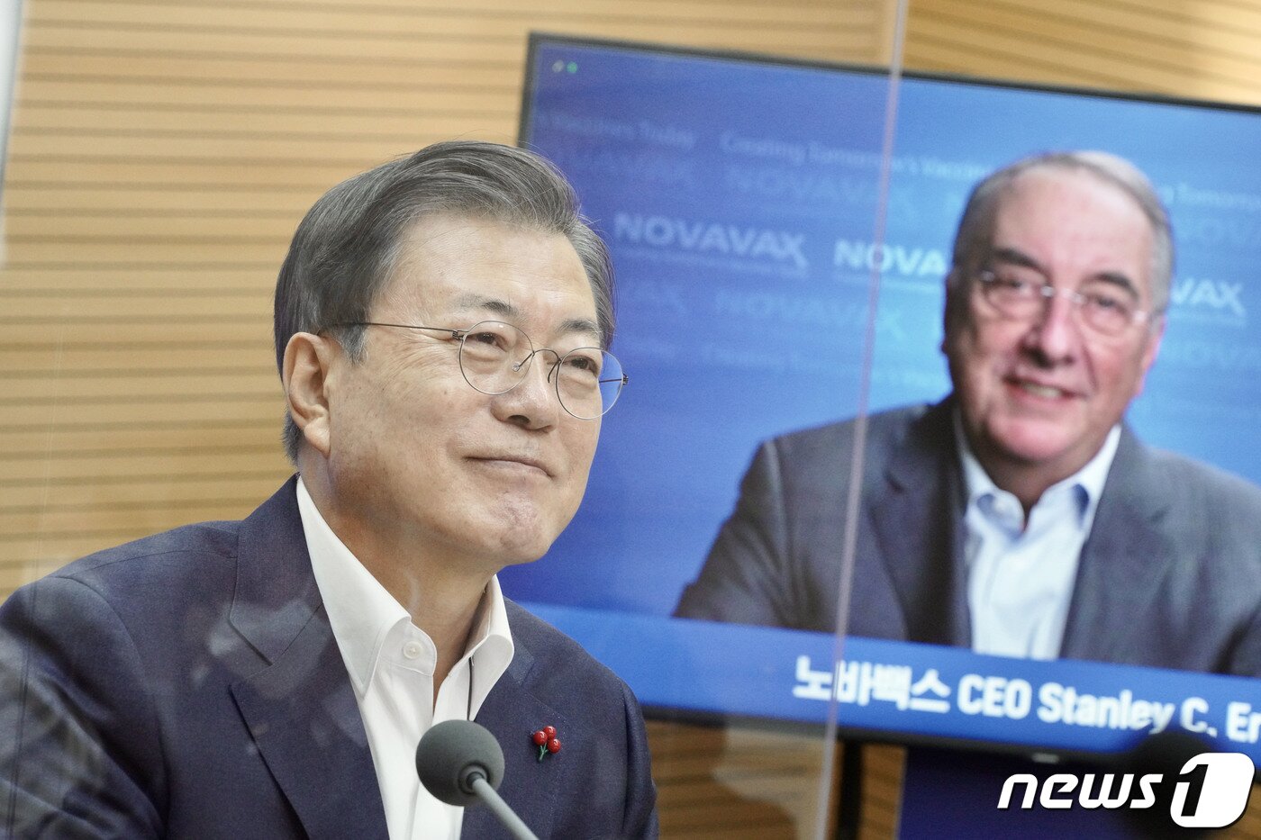 본문 이미지 - 문재인 대통령이 20일 오전 경북 안동시 SK바이오사이언스 공장에서 열린 코로나19 백신 기업 영상 간담회에 참석해 스탠리 에르크 노바벡스사 대표이사와 영상으로 대화하고 있다. 2021.1.20/뉴스1 ⓒ News1 이광호 기자