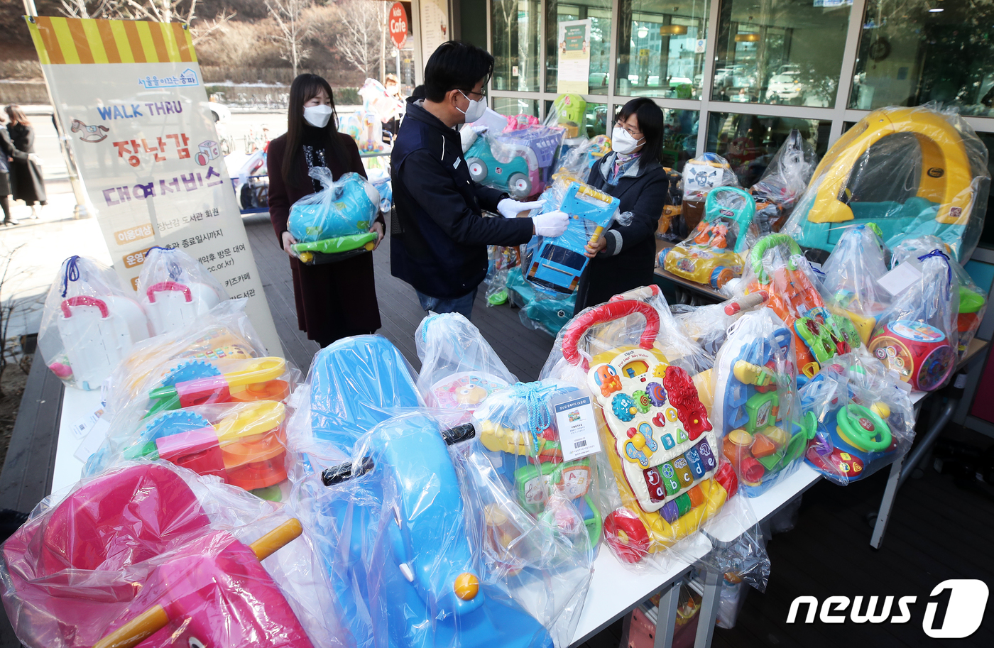 (서울=뉴스1) 오대일 기자 = 20일 오후 서울 송파구 송파육아종합지원센터에 마련된 워크 스루 장난감 대여소에서 박성수 송파구청장이 온라인 예약을 통해 방문한 시민들에게 장난감을 …