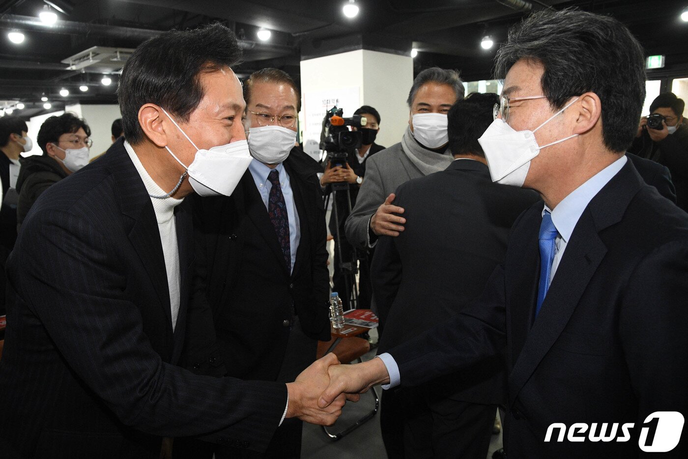 본문 이미지 - 오세훈 전 서울시장과 유승민 전 의원이 20일 오후 서울 여의도 국민의힘 당사에서 열린 '박원순 시정 잃어버린 10년, 재도약을 위한 약속' 발표회에서 인사를 하고 있다. 2021.1.20/뉴스1 ⓒ News1 성동훈 기자