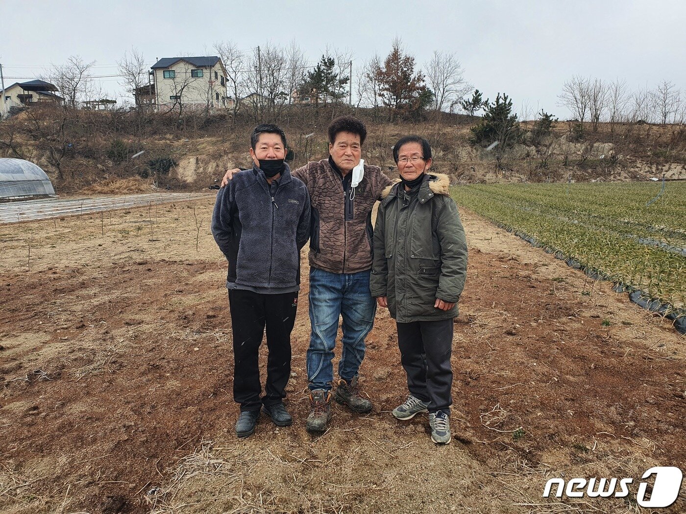 본문 이미지 - 서산개척단 피해자와 2세들이 들판에 서있다. 왼쪽부터 피해자 2세인 유병엽씨, 정영철 회장, 피해자인 이정남씨. 2020.12.30. ⓒ 뉴스1 서혜림 기자