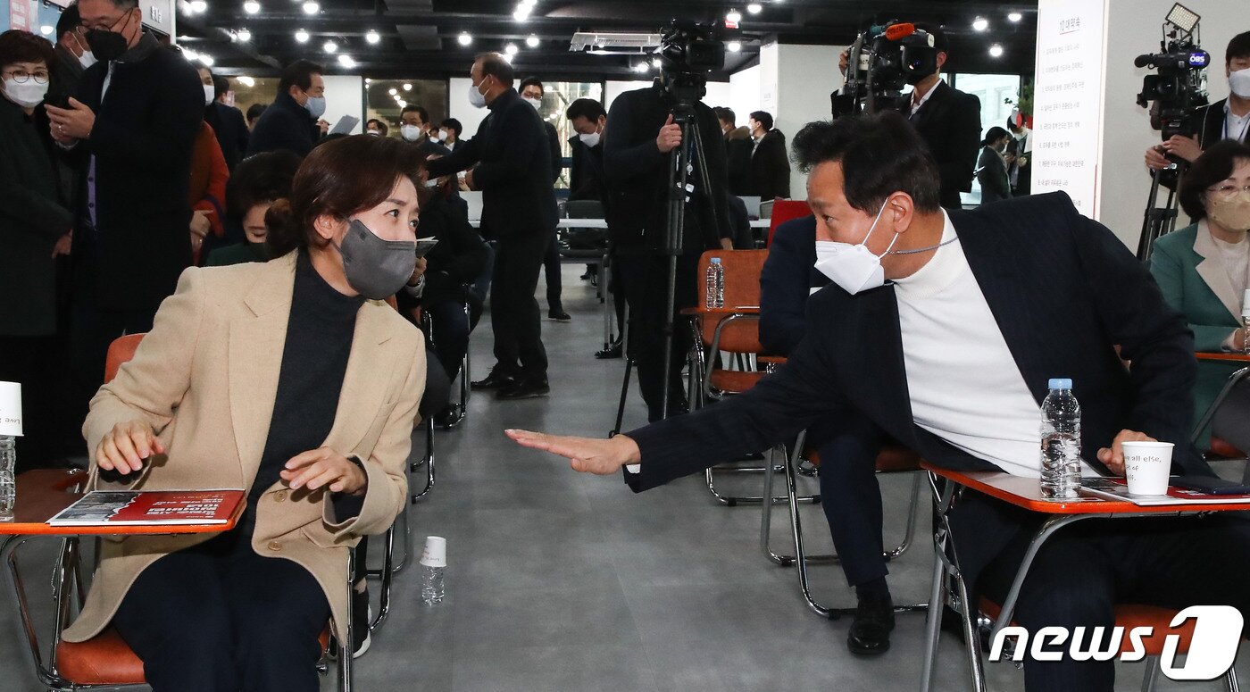 본문 이미지 - 서울시장 보궐선거 출마를 선언한 오세훈 전 서울시장(오른쪽)과 나경원 전 의원이 20일 서울 여의도 국민의힘중앙당사에서 열린 '박원순 시정 잃어버린 10년 재도약을 위한 약속' 발표회에서 대화를 나누고 있다. 2021.1.20/뉴스1 ⓒ News1 박세연 기자