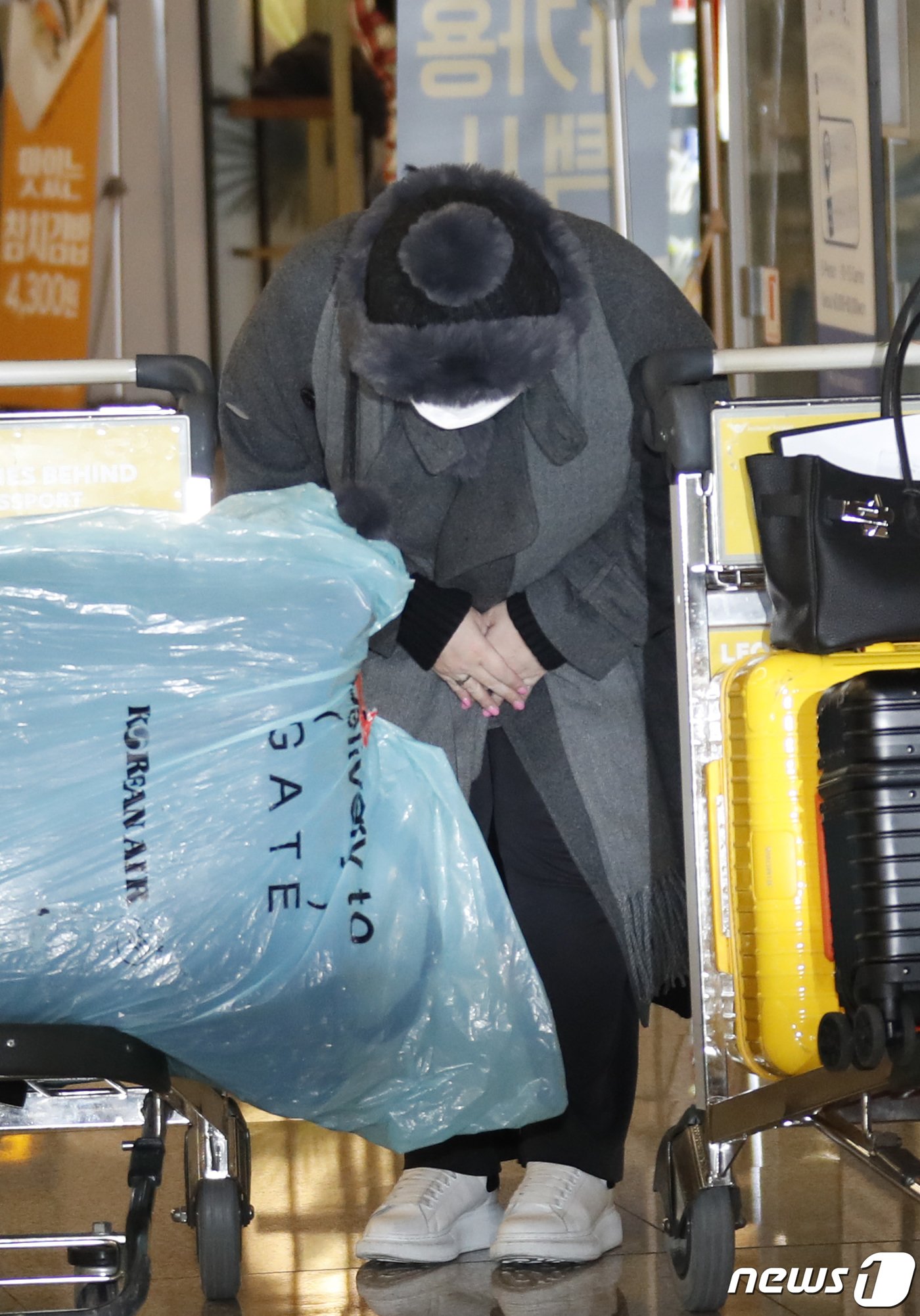 본문 이미지 - 방송인 에이미가 20일 인천국제공항을 통해 중국 광저우에서 입국하며 인사를 하고 있다. 2021.1.20/뉴스1 ⓒ News1 권현진 기자