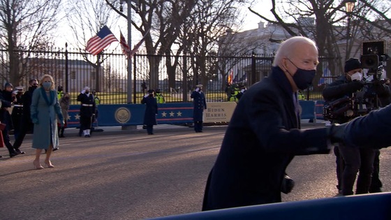 Biden, reporter and fist greetings’Entering the White House’ (complementary)