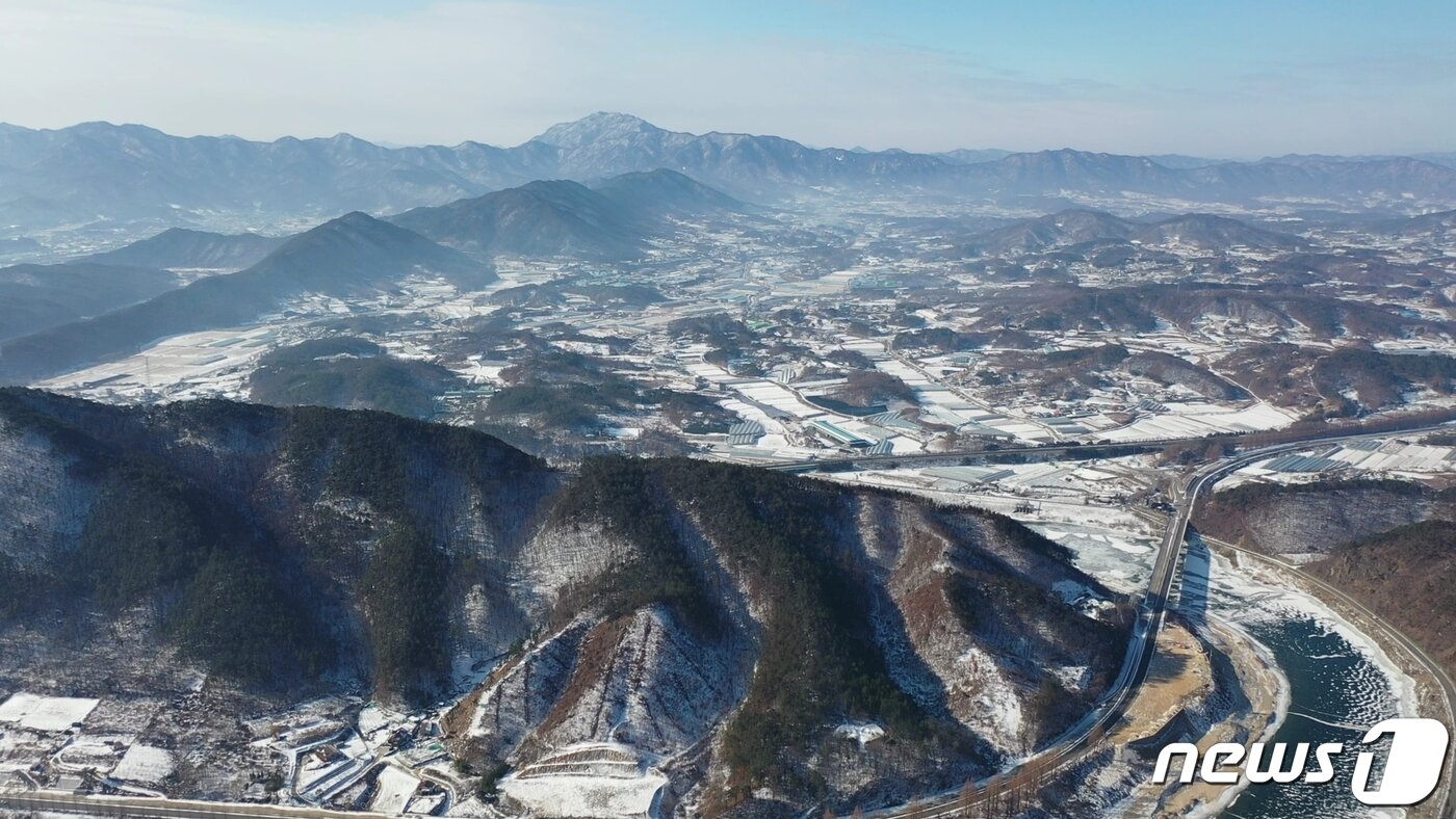 본문 이미지 - 충북 옥천의 어깨산 정상에서 본 금강. (옥천군 제공)ⓒ 뉴스1