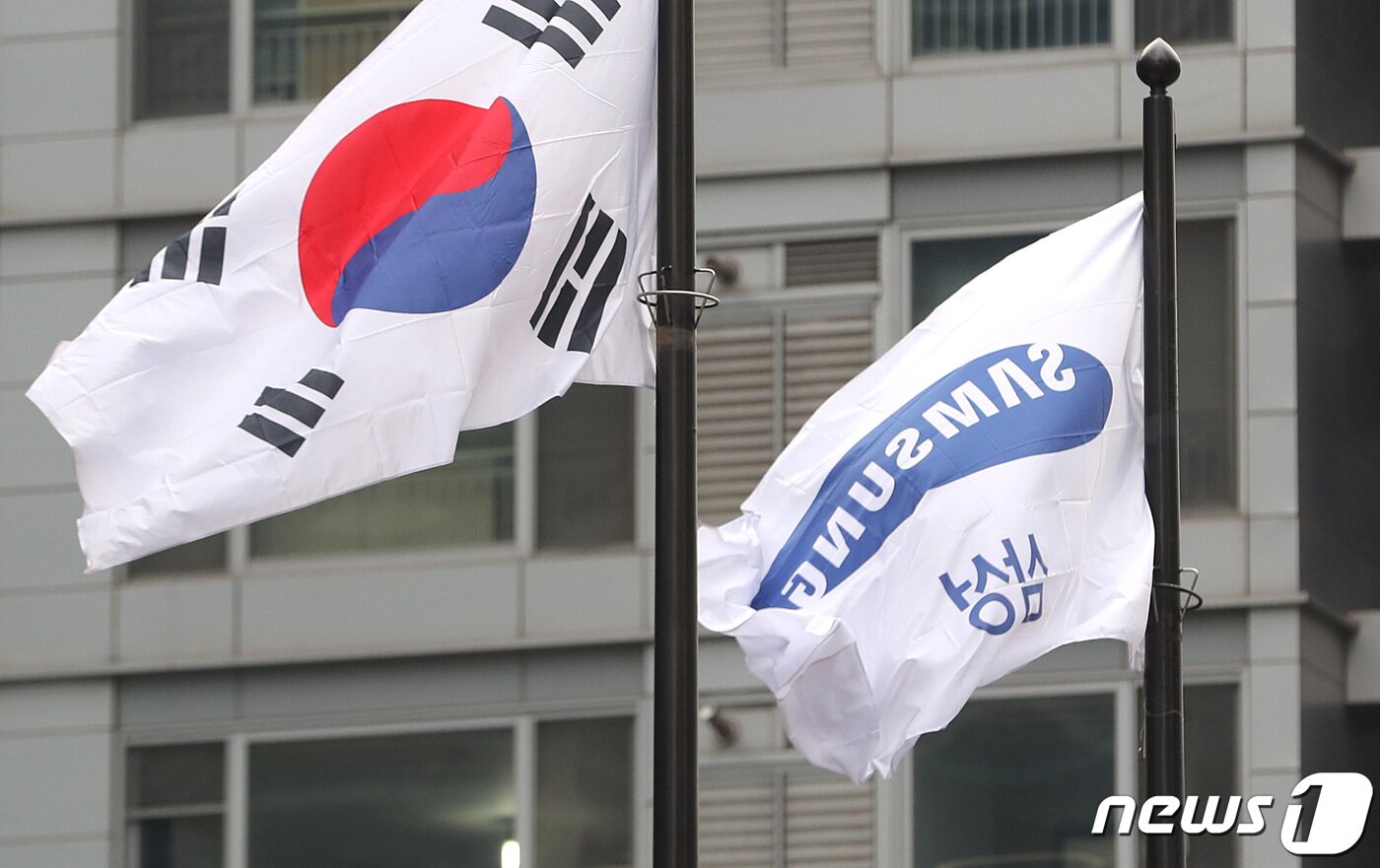 본문 이미지 - 서울 서초동 삼성전자 서초사옥에 걸린 태극기와 삼성 깃발의 모습/뉴스1 ⓒ News1