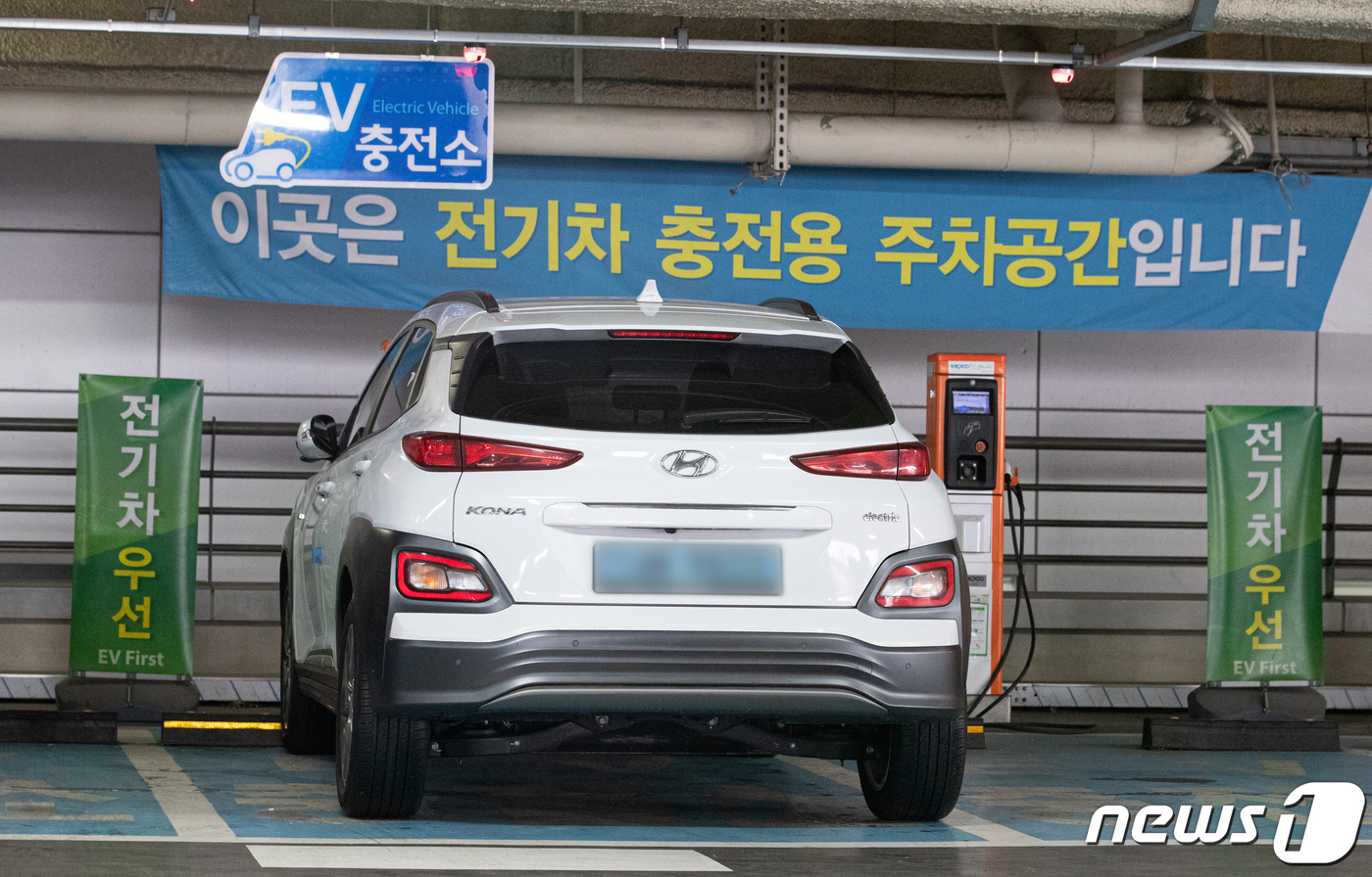 (서울=뉴스1) 이재명 기자 = 전기차, 수소차 등 '무공해차'로 전환하기 위한 움직임이 가속화된다. 지역에 따라 전기 승용차는 최대 1900만원, 수소 승용차는 최대 3750만원 …