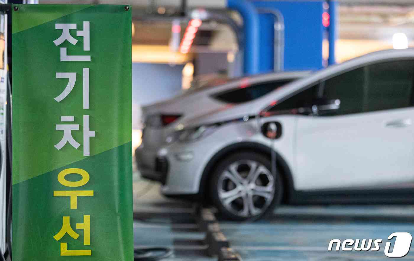  서울 시내의 한 대형쇼핑몰 주차장에 전기 자동차 충전소. 2021.1.21/뉴스1 © News1 이재명 기자