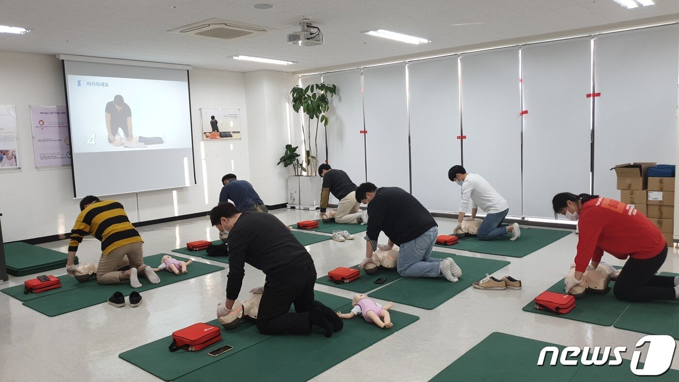 본문 이미지 - SK하이닉스 청주사업장 심폐소생술 교육사진(SK하이닉스 제공)2021.01.21/뉴스1 ⓒ 뉴스1