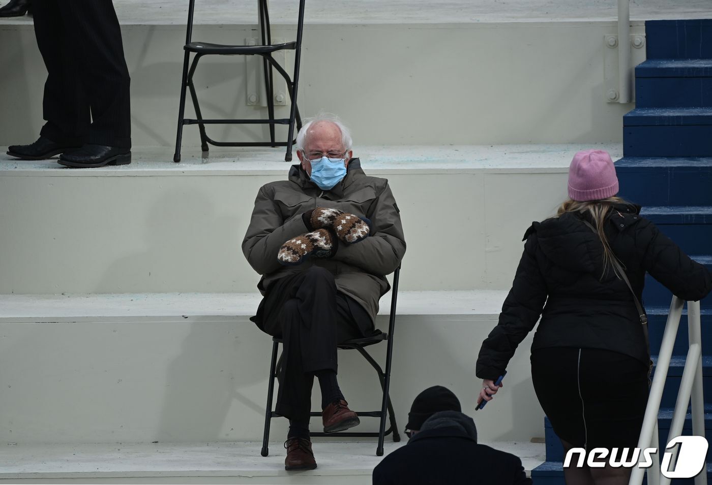 본문 이미지 - 버니 샌더스 미국 상원의원이 20일(현지시간) 워싱턴 의사당에서 열린 조 바이든 대통령의 취임식에 점퍼를 입고 알록달록한 털장갑을 끼고 앉아 있다. ⓒ AFP=뉴스1 ⓒ News1 우동명 기자