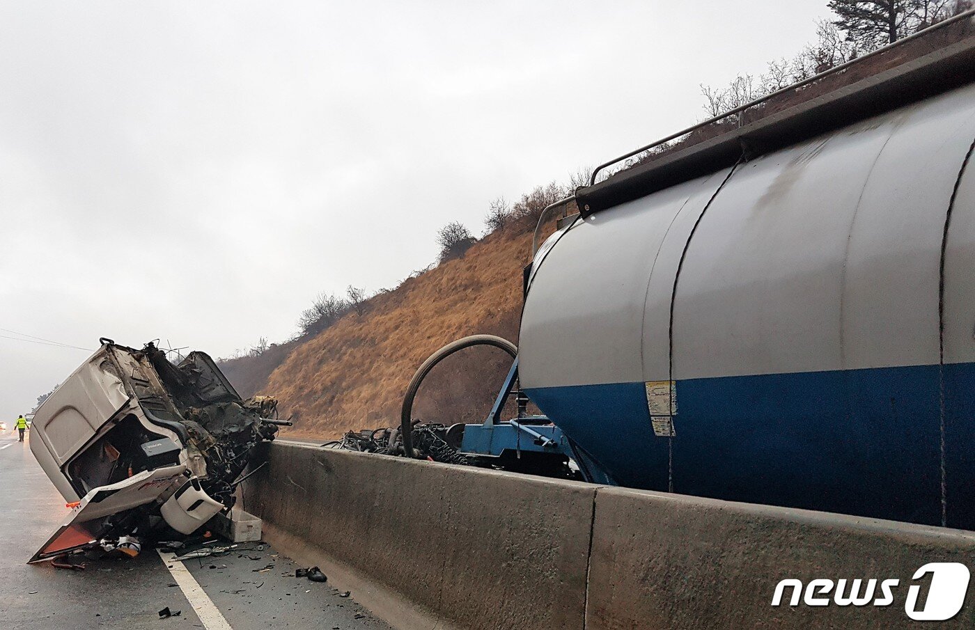 본문 이미지 - 22일 오전 6시46분께 통영대전고속도로(통영방향) 전북 무주 덕유산 부근에서 탱크로리가 덤프트럭을 추돌했다. 사고 충격으로 탱크로리 운전석이 있는 앞부분이 차체에서 떨어져나갔다.(전북소방본부 제공)2021.1.22/ⓒ 뉴스1