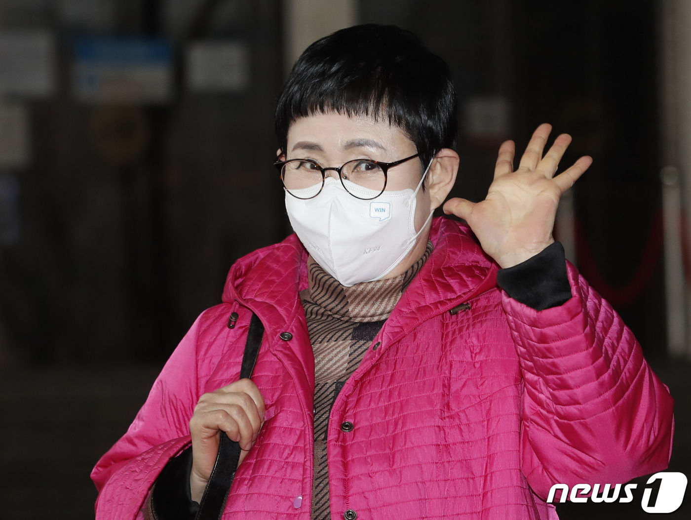 (서울=뉴스1) 권현진 기자 = 배우 남능미가 22일 오전 서울 여의도 KBS 신관에서 열린 '아침마당' 녹화를 마치고 퇴근하며 인사를 하고 있다. 2021.1.22./뉴스1