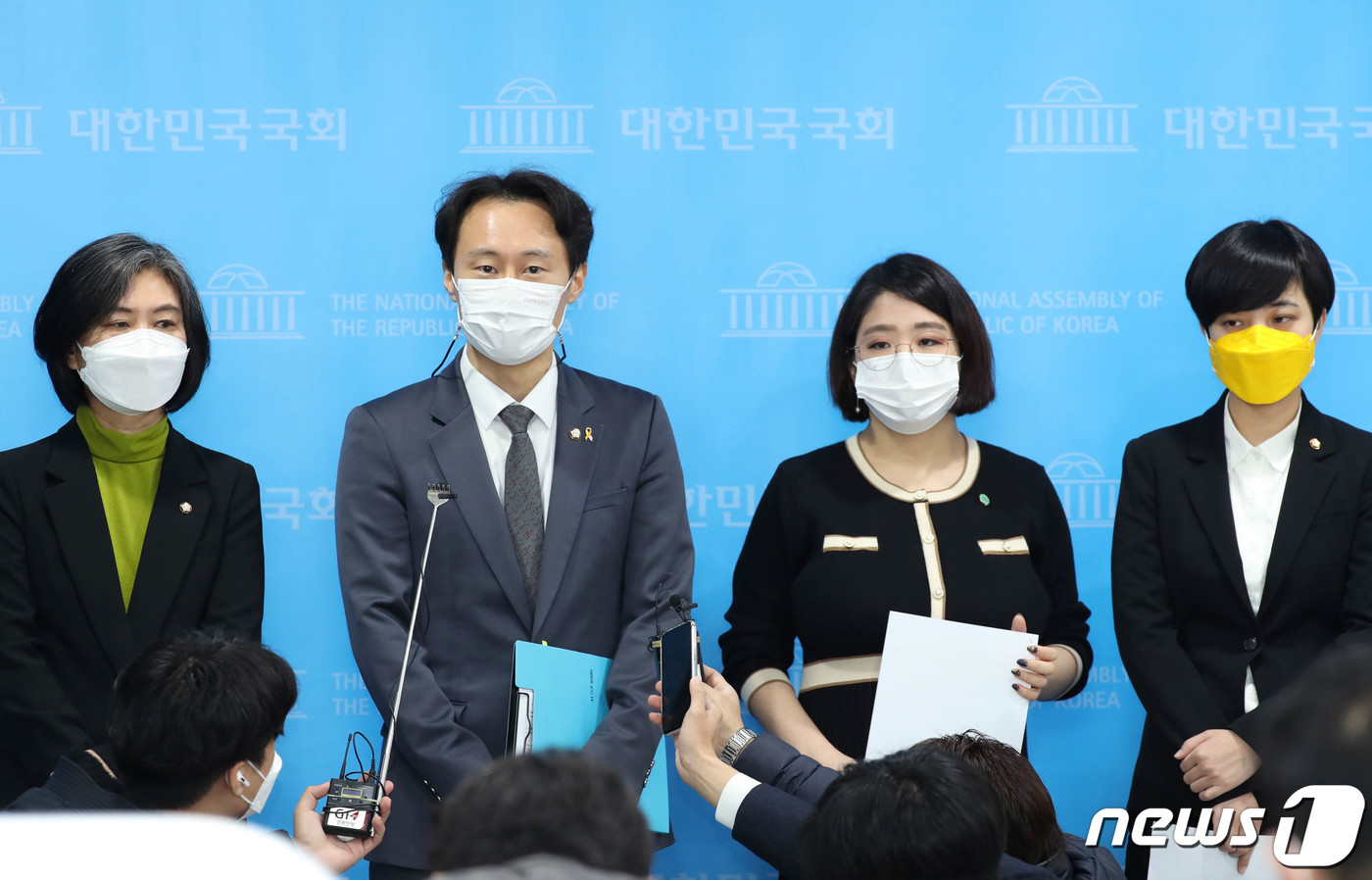 (서울=뉴스1) 성동훈 기자 = 이탄희 더불어민주당 의원, 강민정 열린민주당 의원, 류호정 정의당 의원, 용혜인 기본소득당 의원이 22일 오전 국회 소통관에서  열린 '사법농단 법 …