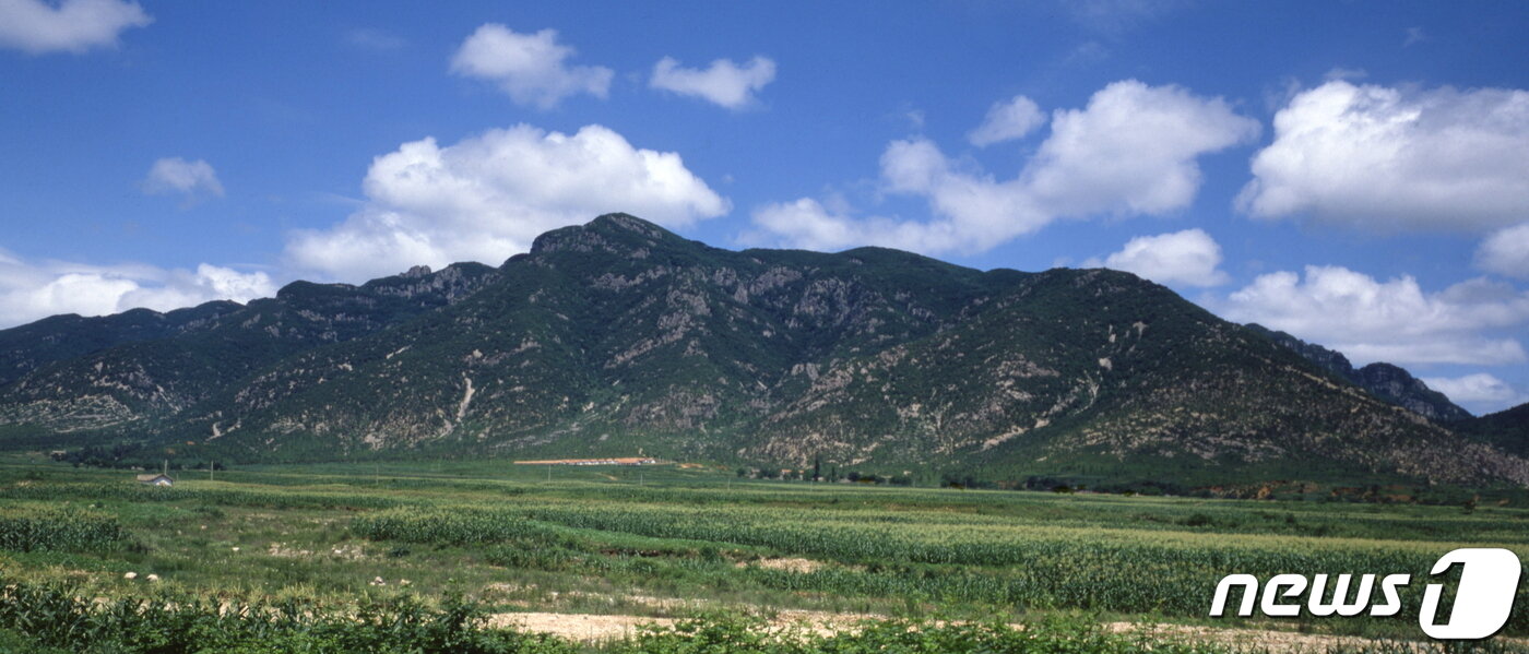 본문 이미지 - 황해남도 신원군에 있는 장수산 전경. 오른쪽 능선 위로 장수산성 성곽이 보인다. (미디어한국학 제공) 2021.01.23.ⓒ 뉴스1