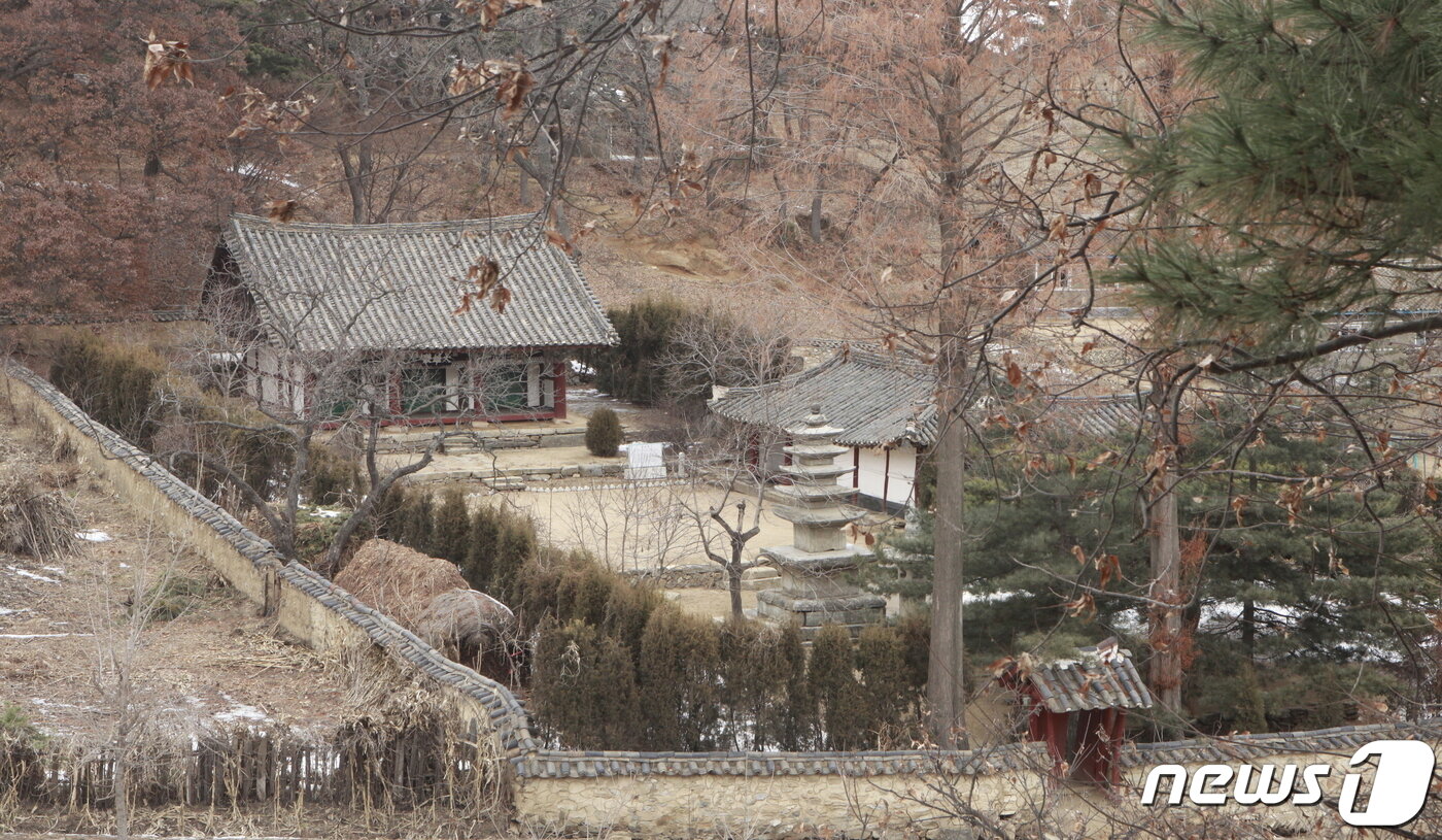 본문 이미지 - 황해남도 신천군에 있는 자혜사 전경. (미디어한국학 제공) 2021.01.23.ⓒ 뉴스1