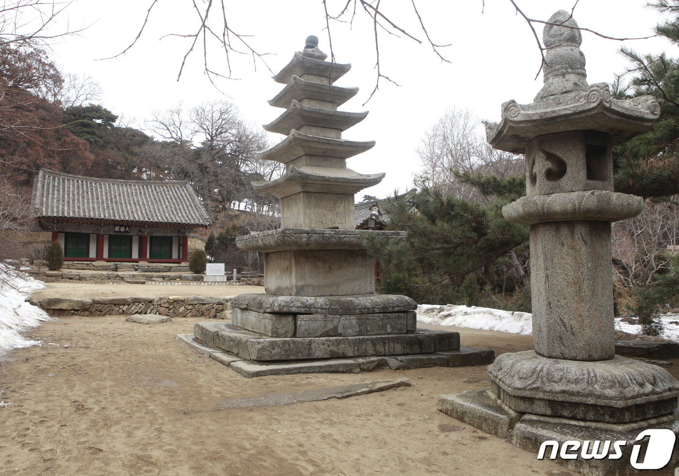 본문 이미지 - 황해남도 신천군 자혜사 대웅전 앞에 있는 5층석탑과 석등. (미디어한국학 제공) 2021.01.23.ⓒ 뉴스1