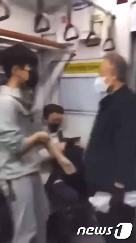 지하철 1호선 내부에서 남성 노인에게 폭언·욕설하는 중학생 (SNS에 퍼진 영상 일부 캡처) © 뉴스1