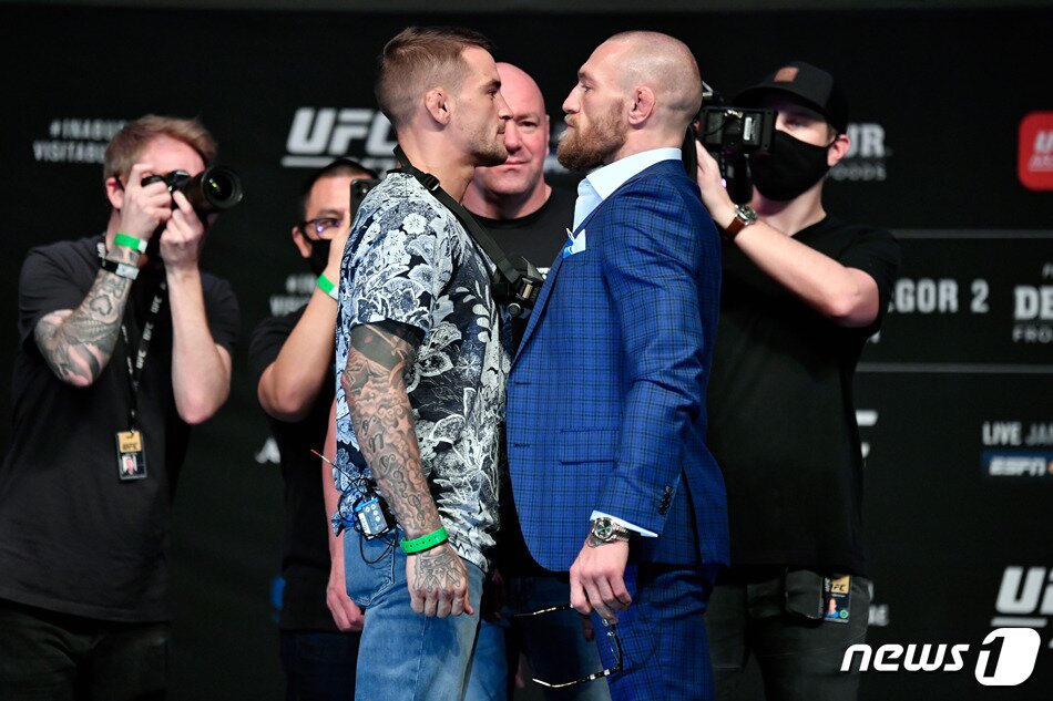 본문 이미지 - 맥그리거(오른)와 포이리에가 기자회견을 가졌다. (UFC 제공)ⓒ 뉴스1