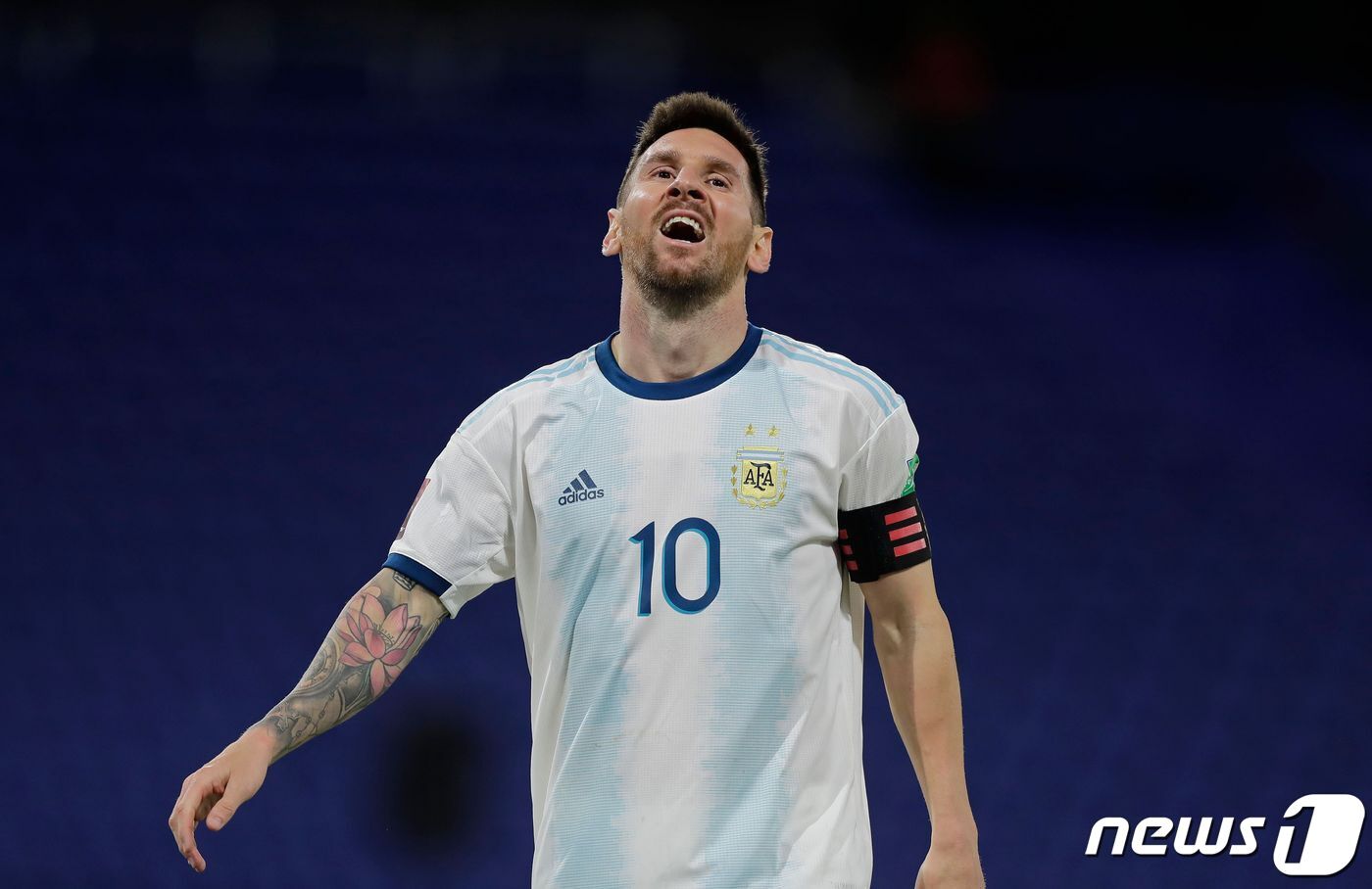 본문 이미지 - 메시는 호날두보다 한 번 더 많은 34회 우승 이력이 있으나 아르헨티나 대표팀 소속으로는 무관이다. ⓒ AFP=뉴스1