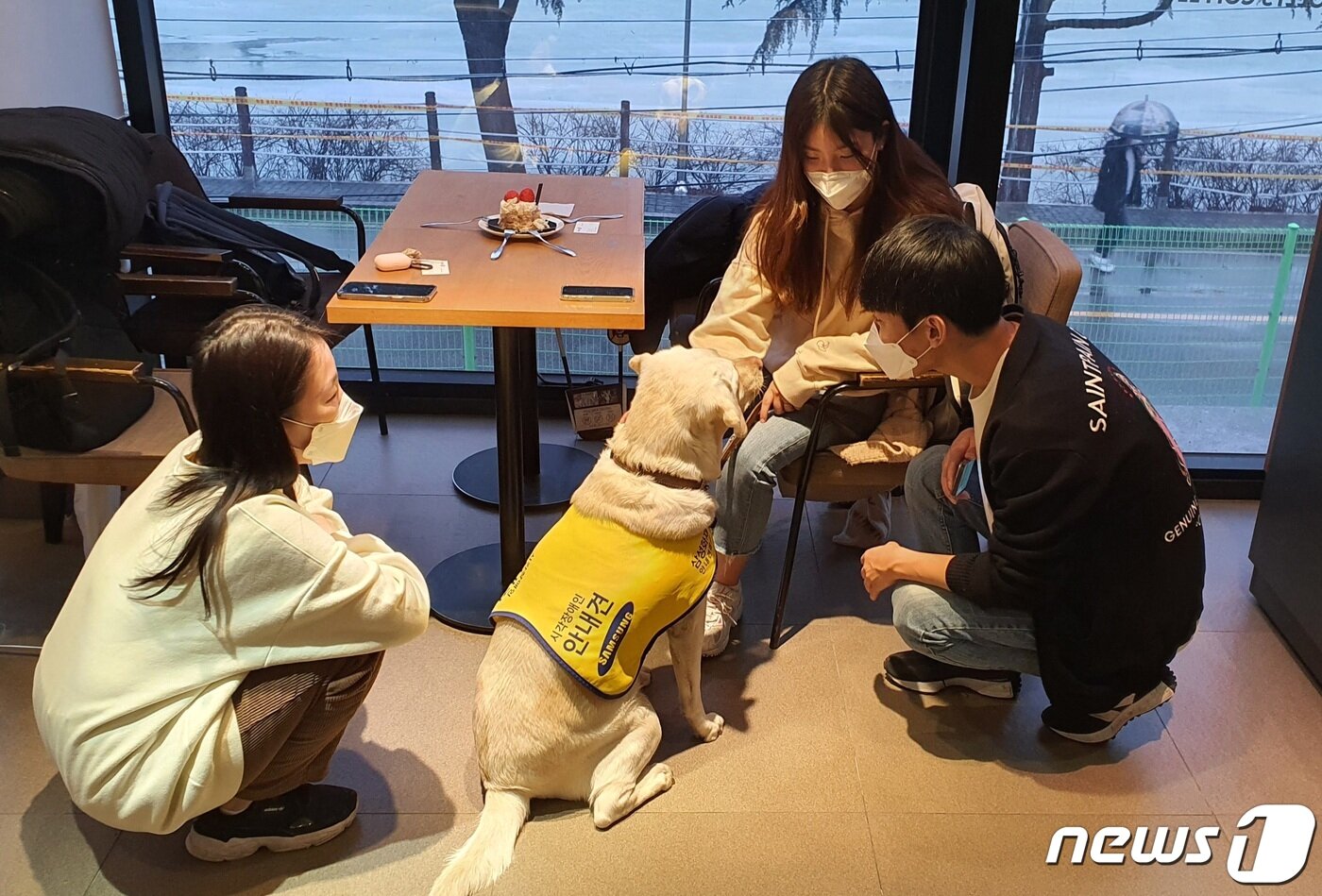 본문 이미지 - 서울 광진구 카페에서 만난 시각장애인 유튜브 크리에이터 김한솔씨(27), 허우령씨(22)와 PD 김소희씨(25) ⓒ 뉴스1 강수련 기자