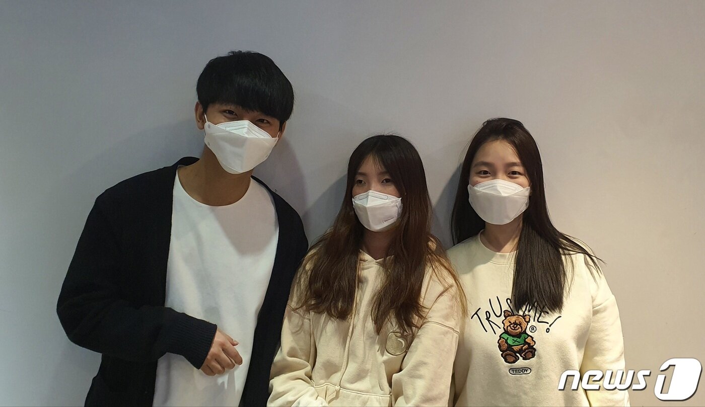 본문 이미지 - 서울 광진구 카페에서 만난 시각장애인 유튜브 크리에이터 김한솔씨(27), 허우령씨(22)와 PD 김소희씨(25) ⓒ 뉴스1 강수련 기자