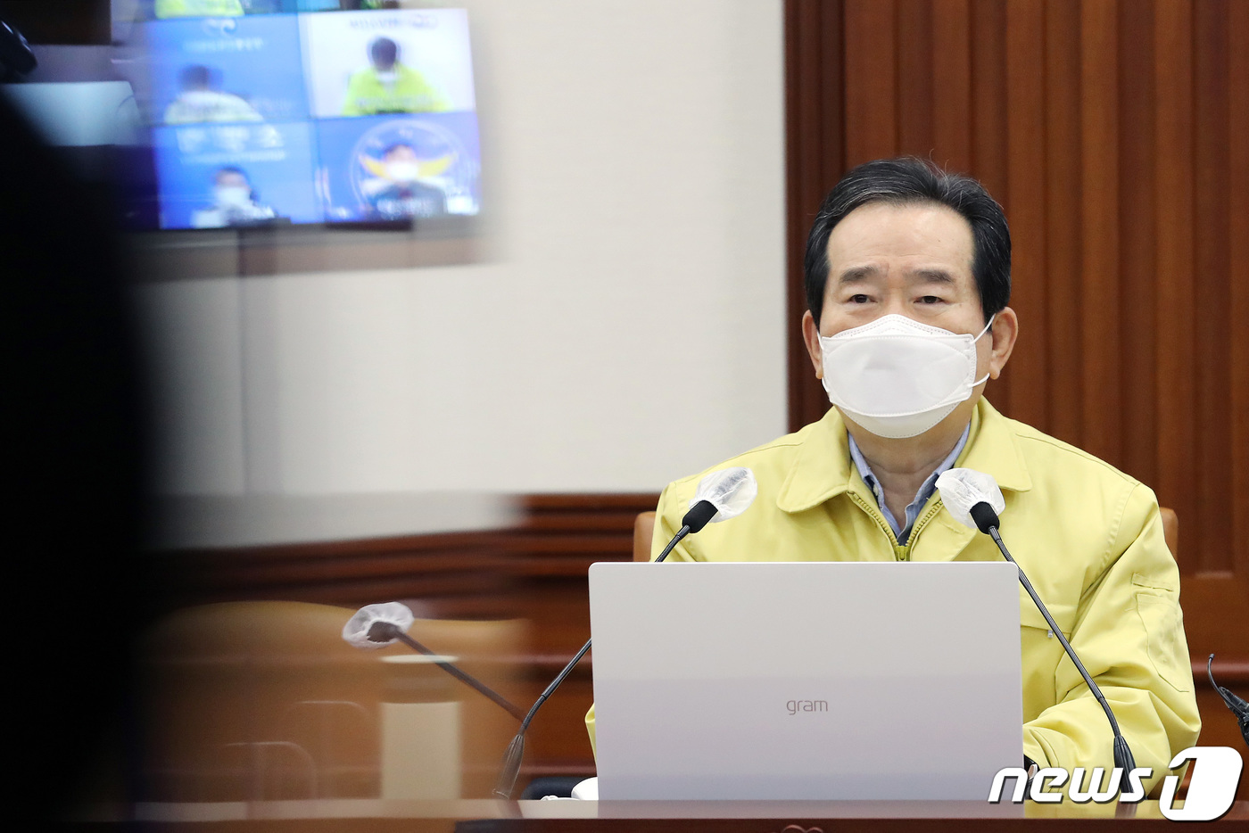 (서울=뉴스1) 이동해 기자 = 정세균 국무총리가 23일 오전 서울 종로구 정부서울청사에서 열린 코로나19 대응 중앙재난안전대책본부(중대본) 회의를 주재하고 있다. 2021.1.2 …