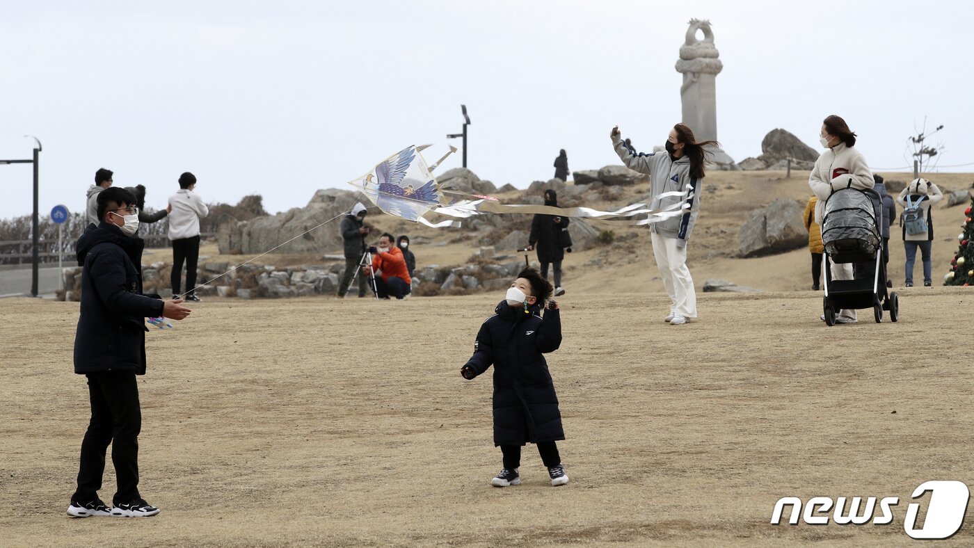본문 이미지 - 일부 거리두기 지침이 완화되고 맞은 첫 주말인 24일 울산시 울주군 간절곶공원을 찾은 시민들이 나들이를 즐기고 있다. 2021.1.24/뉴스1 ⓒ News1 윤일지 기자