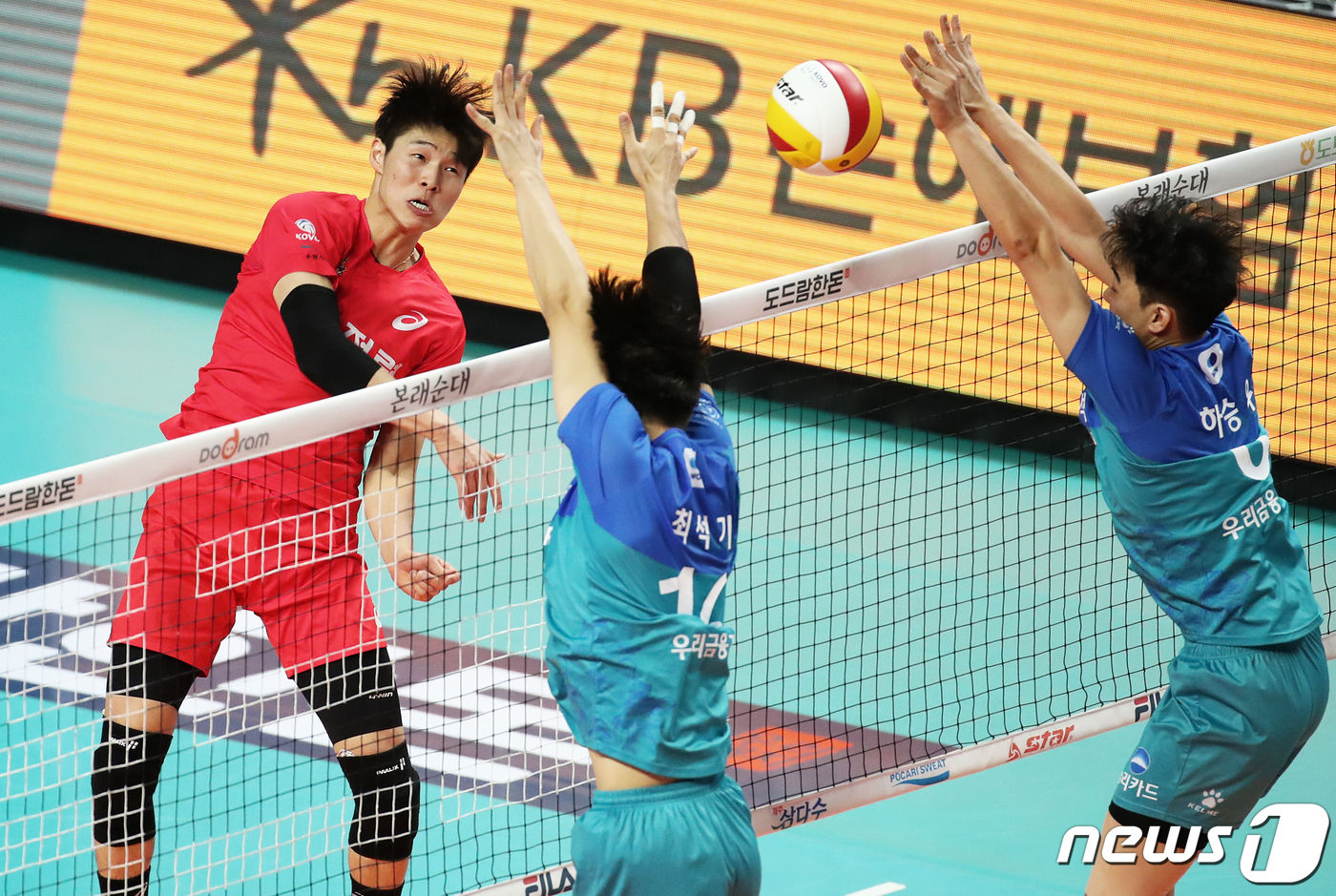 (서울=뉴스1) 오대일 기자 = 24일 오후 서울 중구 장충체육관에서 열린 프로배구 도드람 2020-2021 V-리그 남자부 우리카드와 한국전력의 경기에서 한국전력 이시몬이 스파이 …