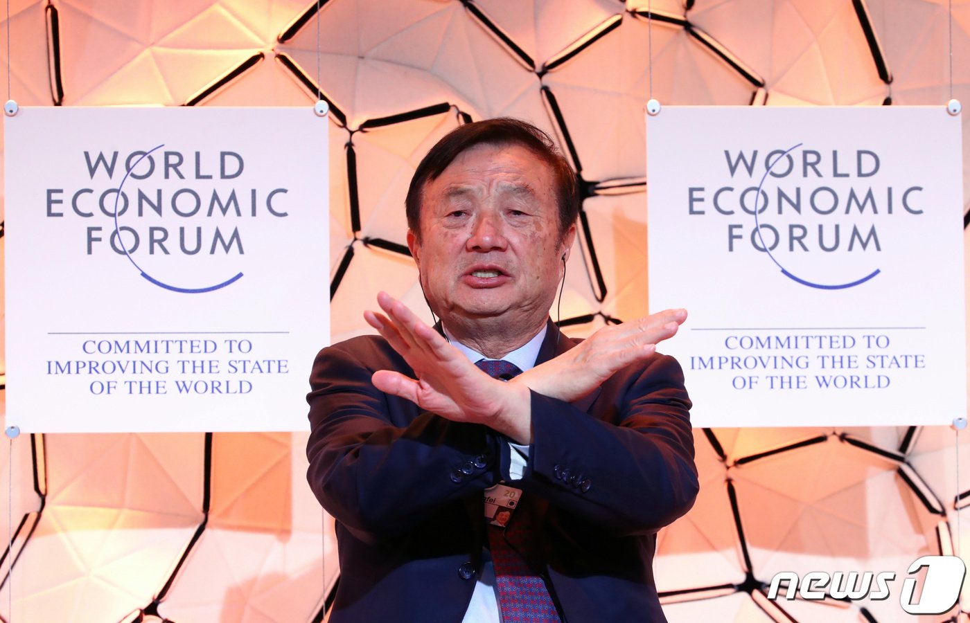 본문 이미지 - 런정페이 화웨이 회장이 지난해 1월 스위스 다보스에서 열린 세계경제포럼&#40;WEF&#41;에 참석한 모습. ⓒ 로이터=뉴스1 ⓒ News1 최서윤 기자