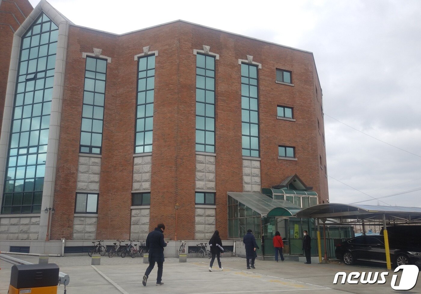 본문 이미지 - 북구 소재 대영교회가  코로나 19 방침 지침에  따라 거리두기 하며 교인들을 입장시키고 있다.ⓒ 뉴스1