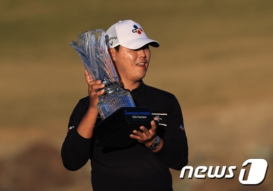 ‘Winner in 3 years and 8 months’ Kim Si-woo, 48 places rise to 48th in the world ranking