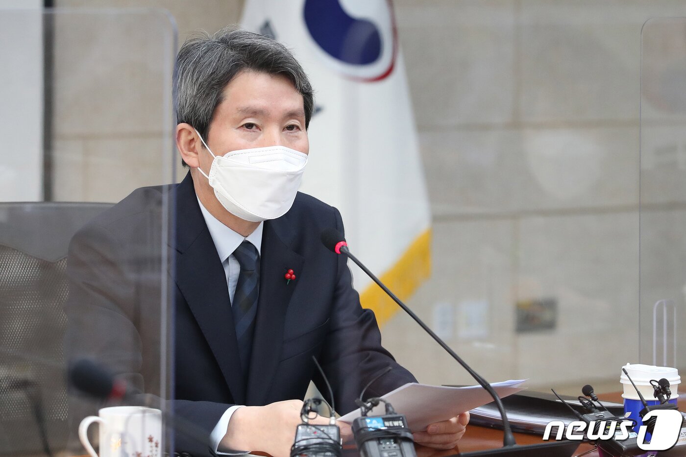 본문 이미지 - 이인영 통일부 장관이 25일 서울 종로구 남북회담본부에서 출입기자단 간담회를 갖고 취재진 질문에 답하고 있다. 2021.1.25/뉴스1 ⓒ News1 유승관 기자
