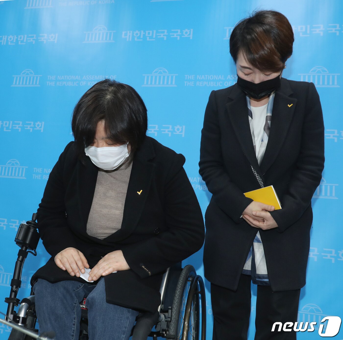 본문 이미지 - 정의당 젠더인권본부장을 맡고 있는 배복주 부대표&#40;왼쪽&#41;와 정호진 대변인이 25일 국회 소통관에서 김종철 대표의 성추행 사건 관련 긴급기자회견 도중 사과하며 고개를 숙이고 있다. 김 대표는 이날 성추행 사건으로 사퇴했다. 2021.1.25/뉴스1 ⓒ News1 박세연 기자