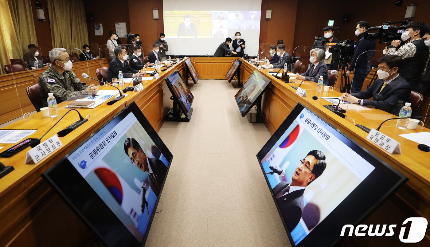 본문 이미지 - 강경화 외교부장관과 서욱 국방부장관이 25일 오전 서울 종로구 도렴동 외교부 청사에서 열린 유엔 평화유지 장관회의 준비위원회 3차 회의에서 차례로 모두발언을 하고 있다. 2021.1.25/뉴스1 ⓒ News1 오대일 기자