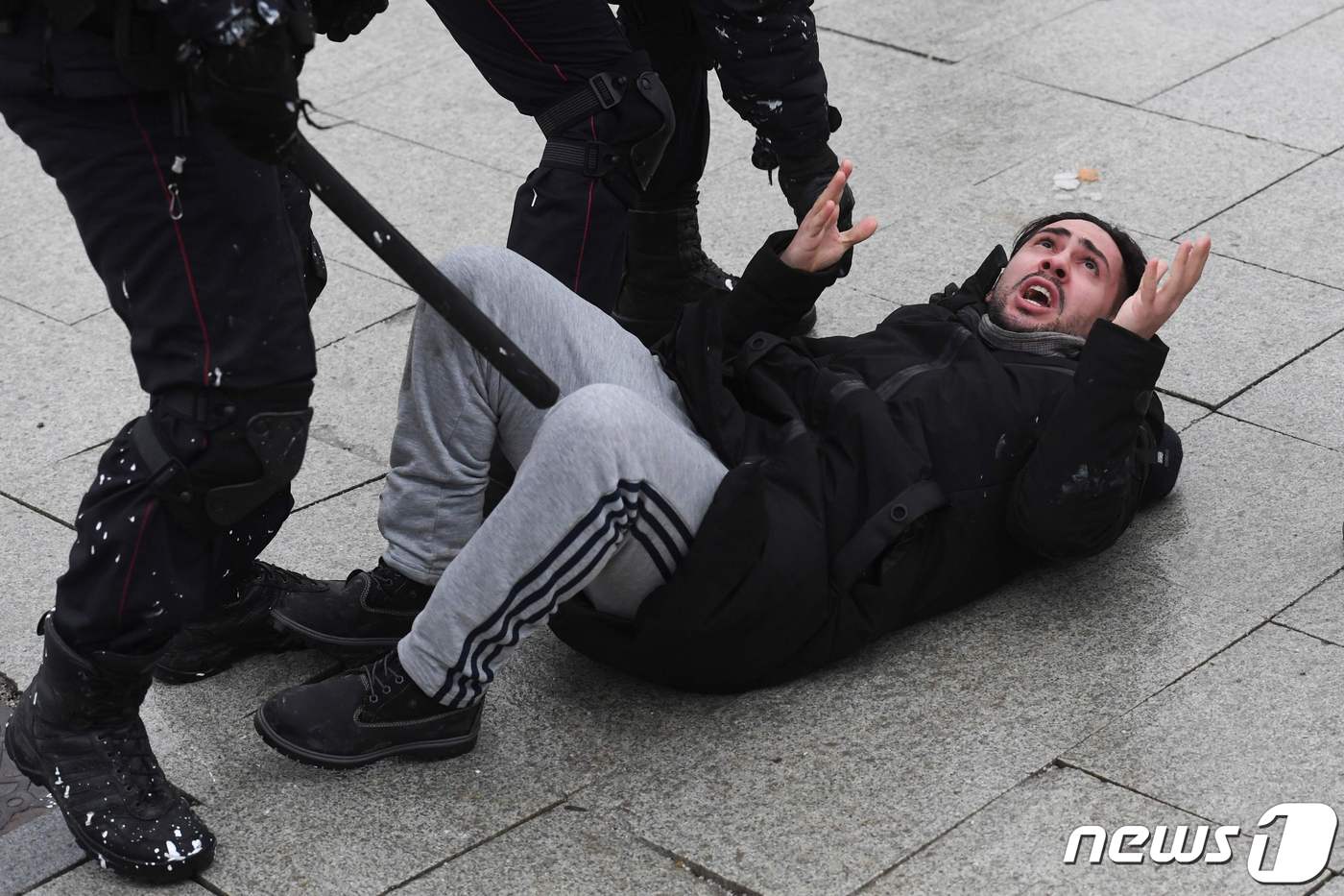 (모스크바 AFP=뉴스1) 우동명 기자 = 23일(현지시간) 모스크바에서 경찰이 야권 운동가 알렉세이 나발니의 석방을 촉구하는 시위대를 체포하고 있다.ⓒ AFP=뉴스1