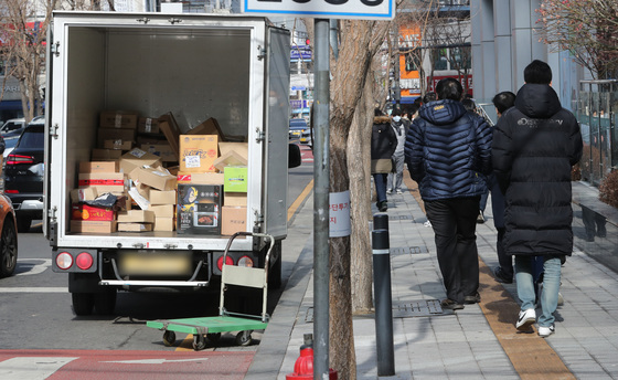 소호택배비·포장재 줄줄이 올랐다…중소셀러, 깊어지는 '한숨'