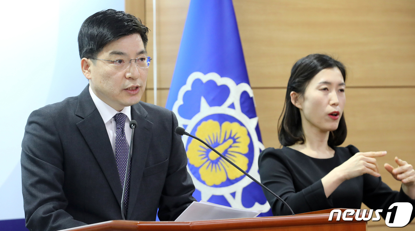 (세종=뉴스1) 장수영 기자 = 백일현 국무조정실 정부업무평가실장이 지난 25일 정부세종청사 국조실 브리핑실에서 '43개 중앙행정기관 2020년도 정부업무평가 결과'를 발표하고 있 …